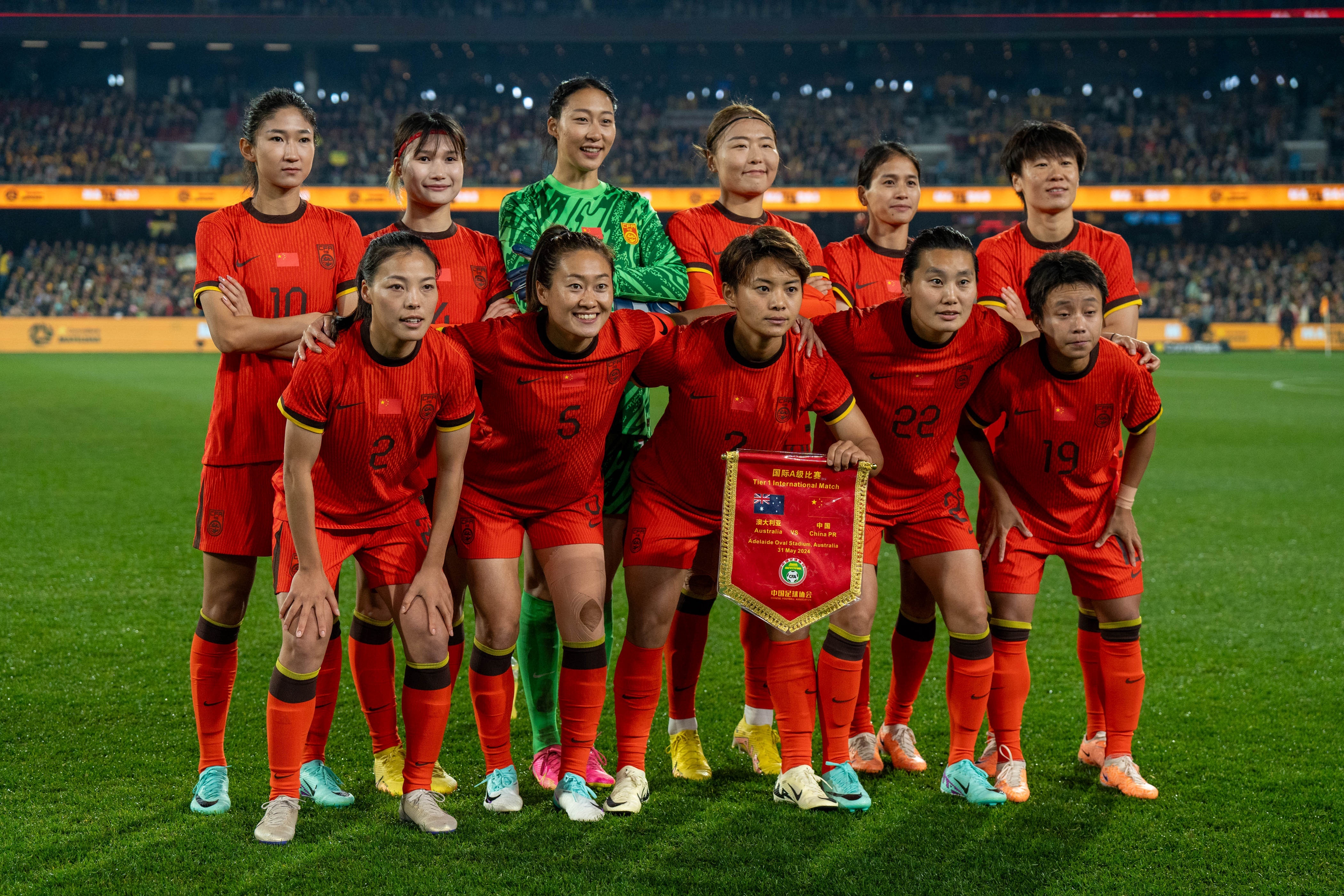 国际足球比赛现场女足队展现顶尖实力